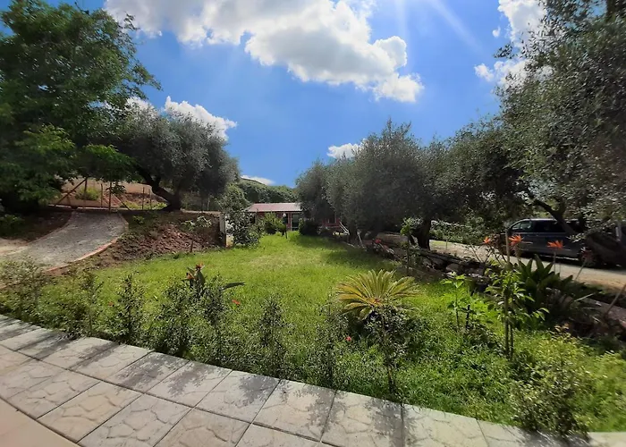 לינה וארוחת בוקר Adele 4*